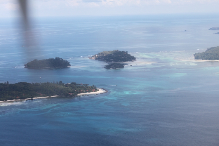 Rückflug von Bird Island - Inseln Moyenne, Round und Long